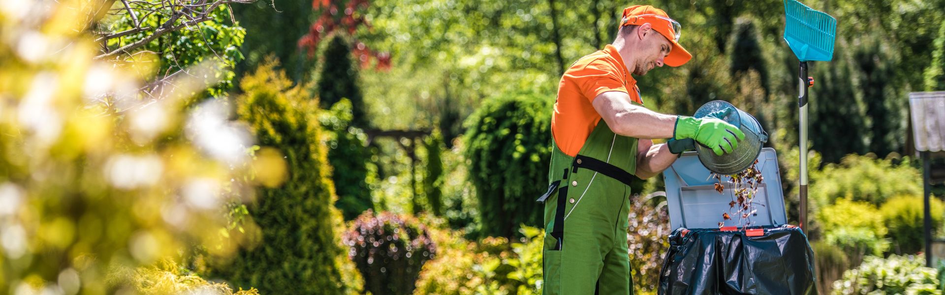 Regelmäßige Instandhaltung eines Gartens im Sommer durch einen professionelle Gärtner