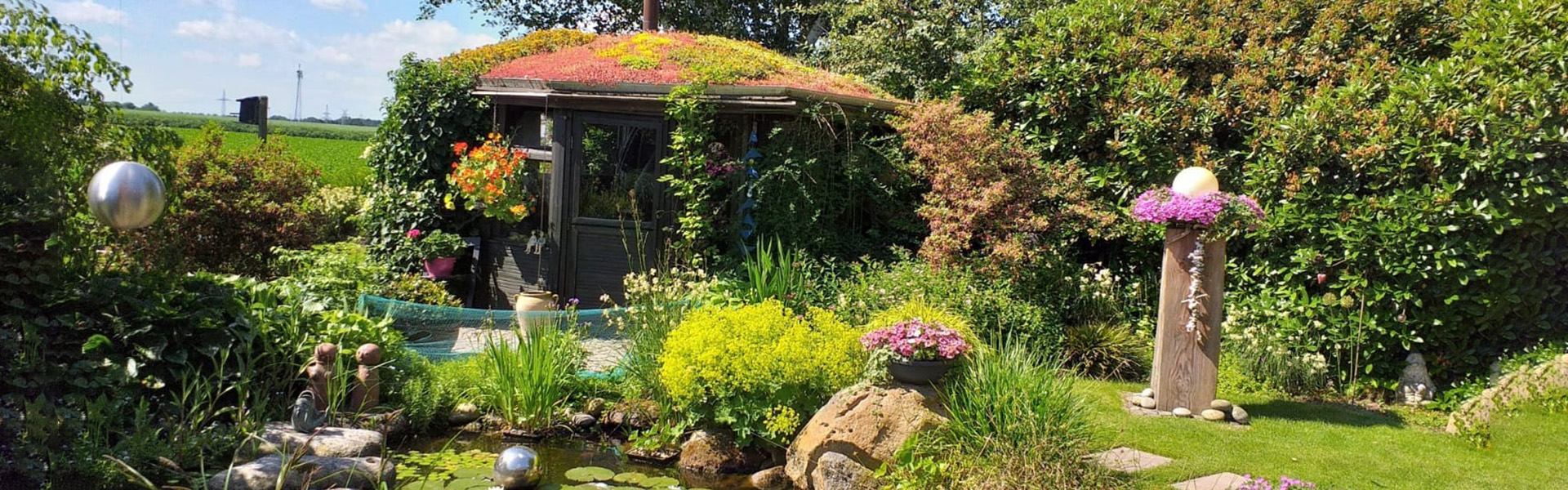 Holzhütten mit Grasdächern in einer natürlichen Landschaft