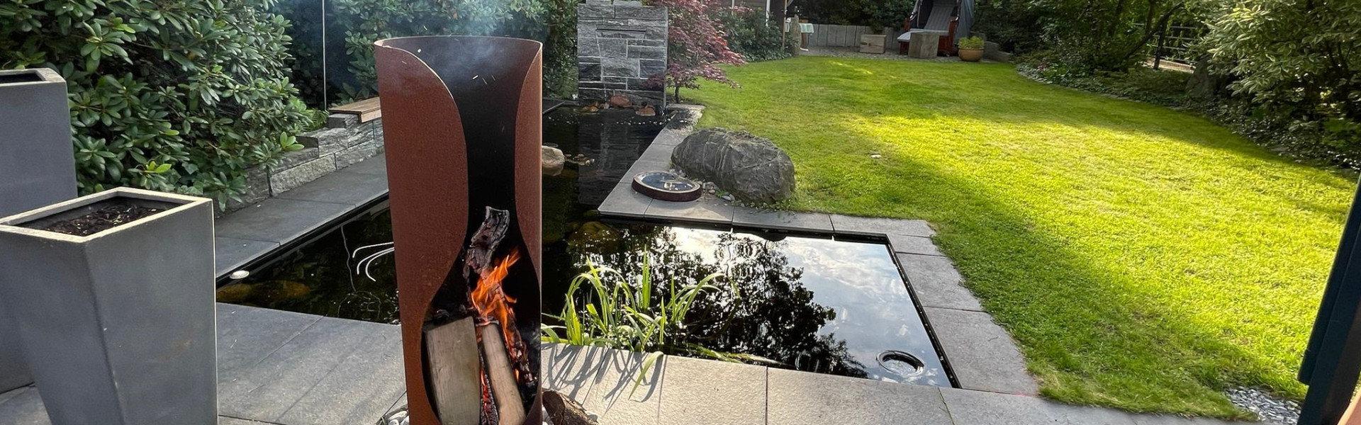 Gartenpflege: Gärtner mit einer Gartenschere schneidet Pflanzen zurecht